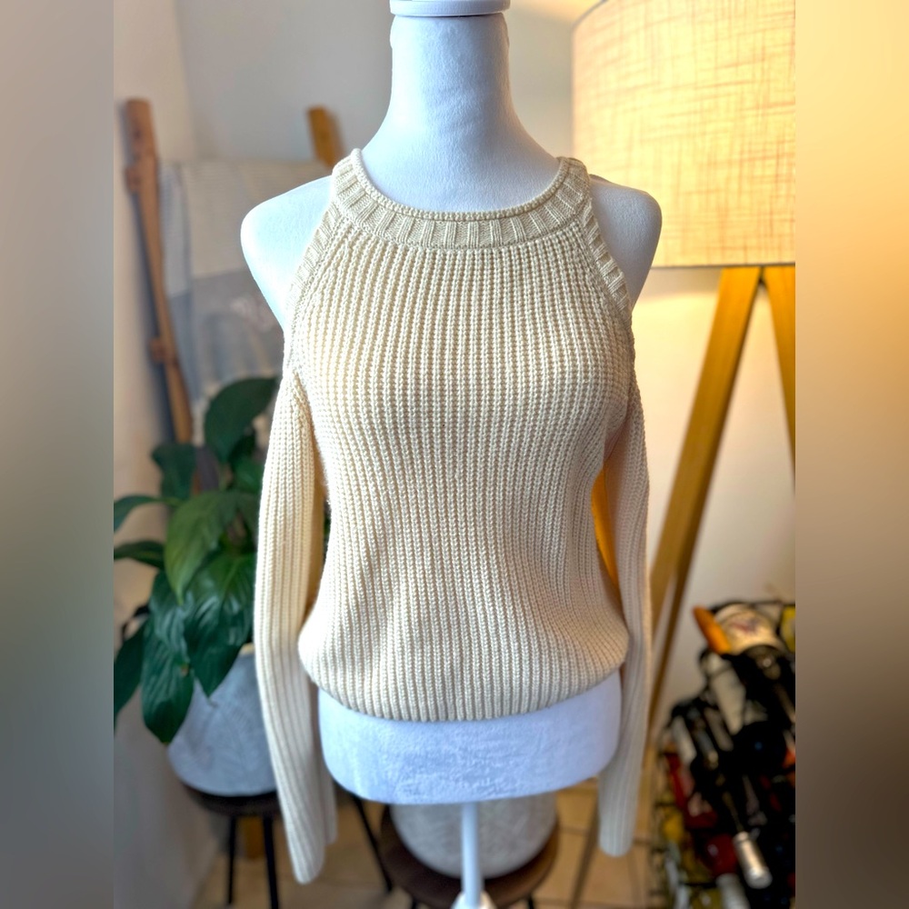 Shoulder cut put cream knit sweater